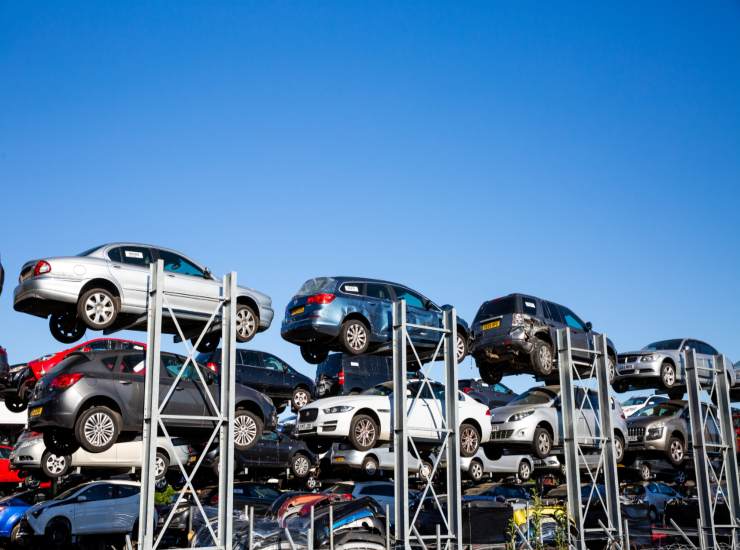 Pile di auto pronte per la demolizione
