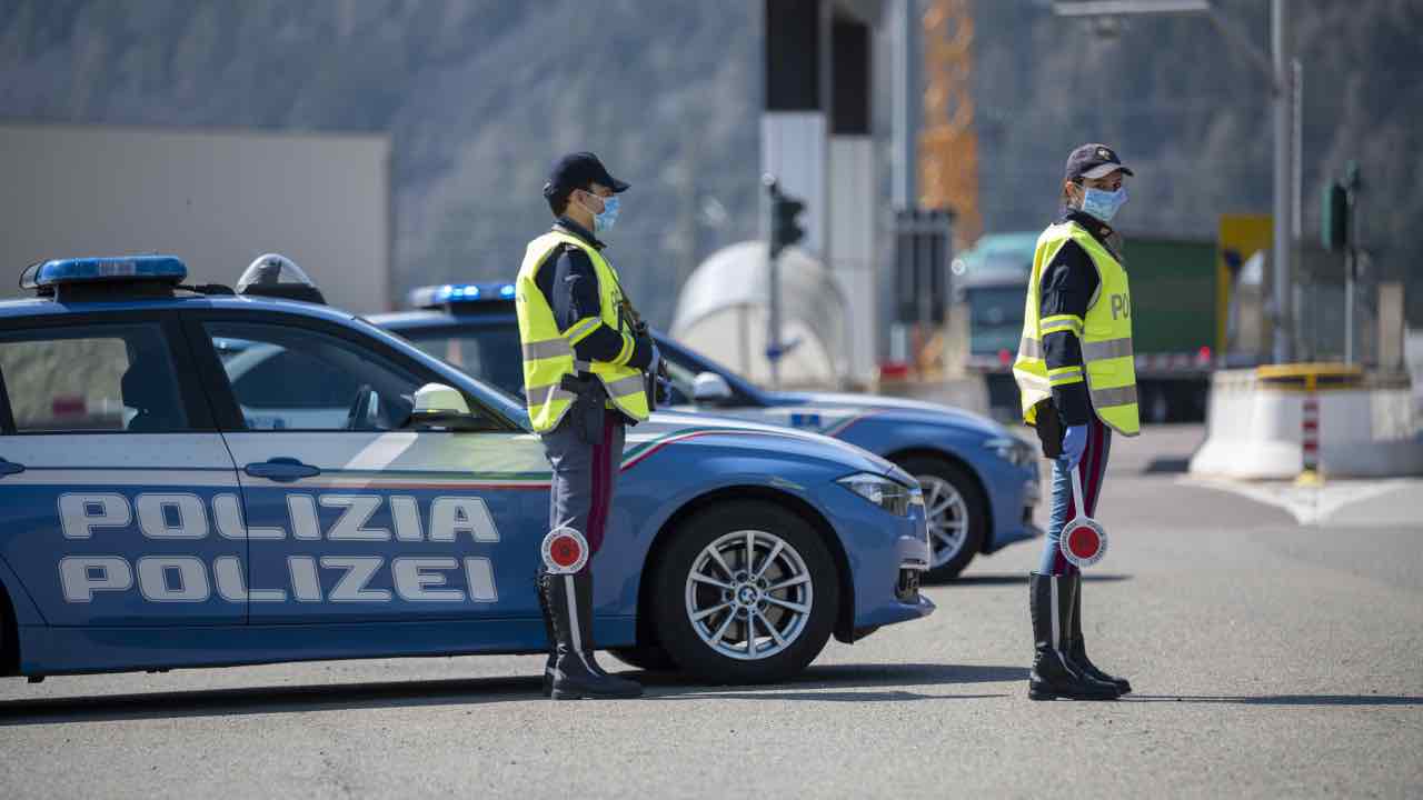 Posto di blocco - fonte_depositphotos - tuttosuimotori.it