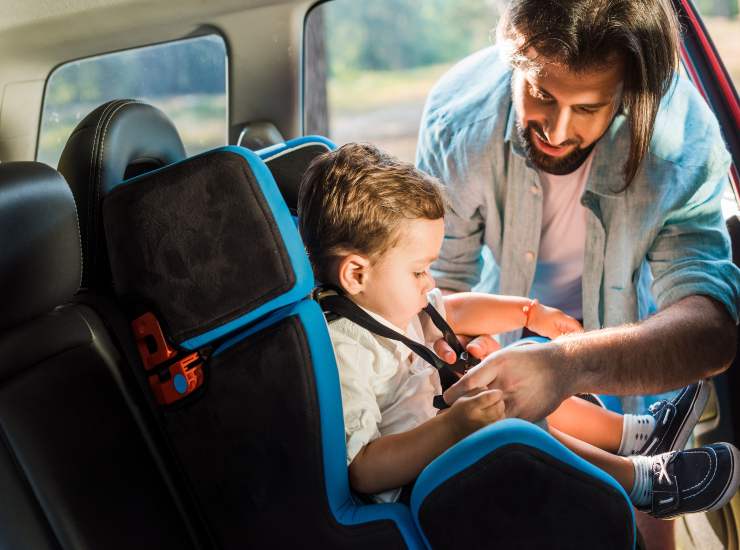 Trasporto e fissaggio dei minori in auto (Depositphotos)-tuttosuimotori.it