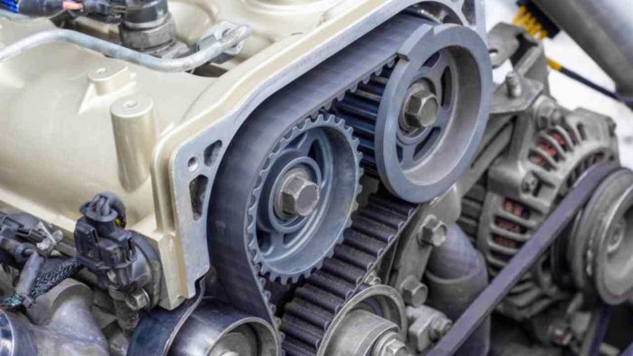 cambiare cinghia motore - depositphotos - tuttosuimotori.it