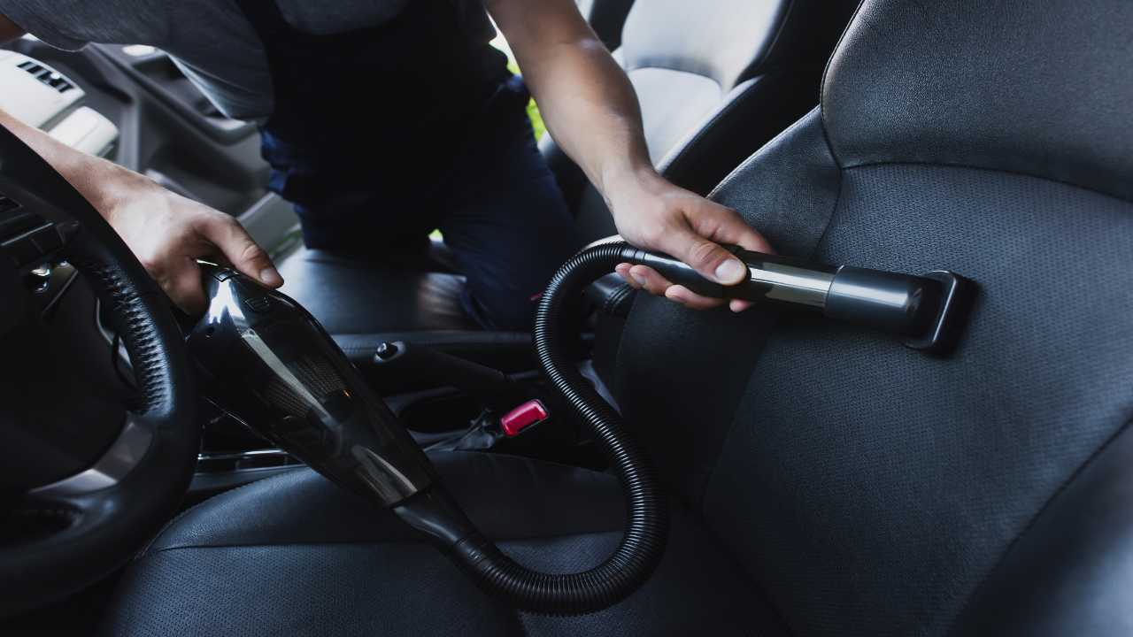 pulire auto aceto - depositphotos - tuttosuimotori.it