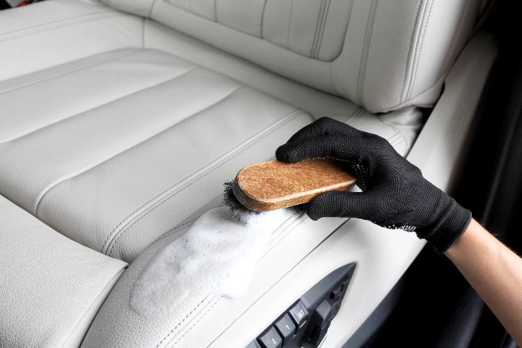 pulire sedili auto aceto - depositphotos - tuttosuimotori.it