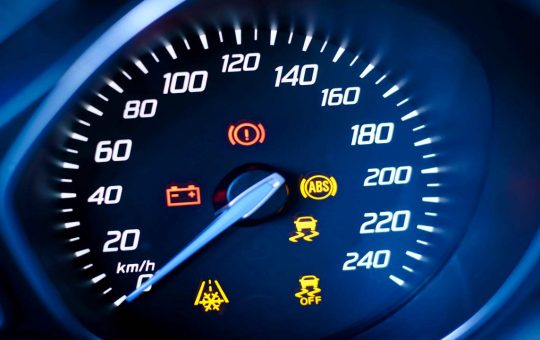 Spie quadro strumenti(Depositphotos)-tuttosuimotori.it