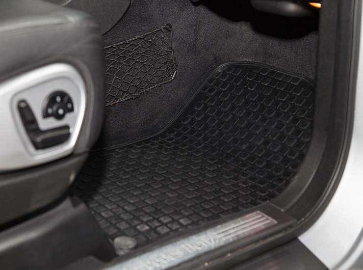 Tappetini auto gomma (Depositphotos)-tuttosuimotori.it