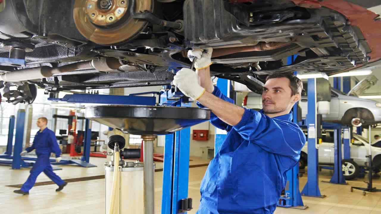 Controllo in officina olio motore
