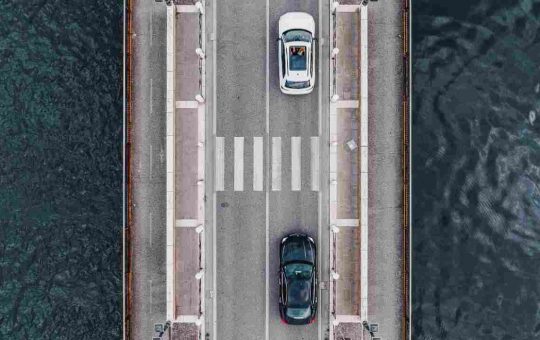 seguire amici - depositphotos - tuttosuimotori.it