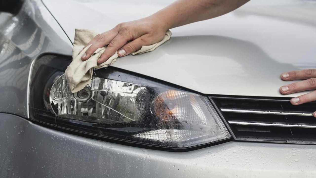 Dettagliando Dei Fari Dell'automobile Con La Levigatrice Fotografia