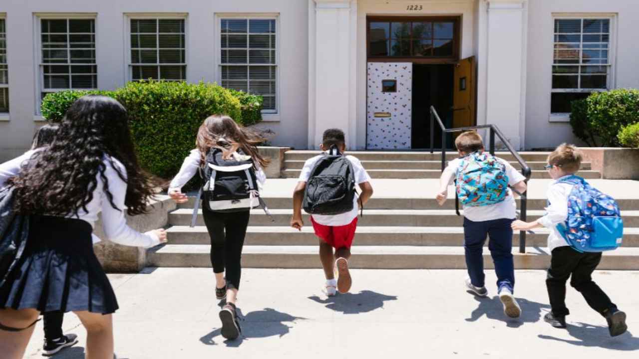 Bambini in entrata a scuola