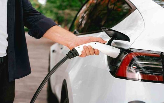 caricare auto elettriche - corporate+ - tuttosuimotori.it