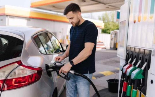 fare 10 euro benzina - depositphotos - tuttosuimotori.it