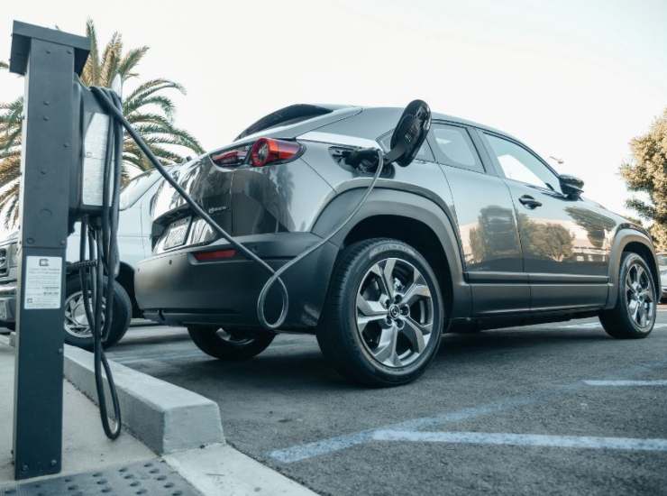 Auto elettrica in ricarica