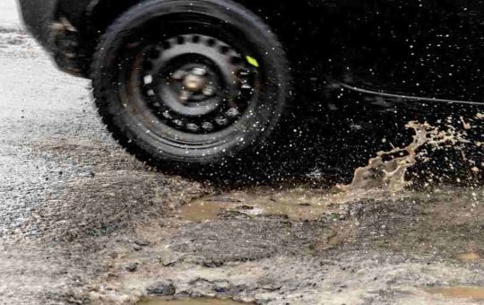 Buche pericolose sulla strada (Depositphotos)-tuttosuimotori.it