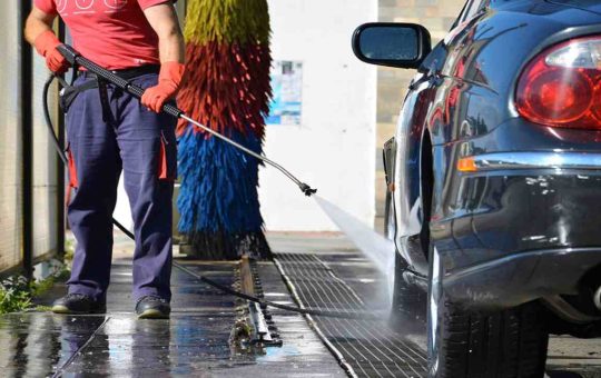 autolavaggio spray - depositphotos - tuttosuimotori.it