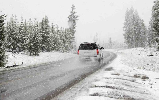 Auto su strada innevata