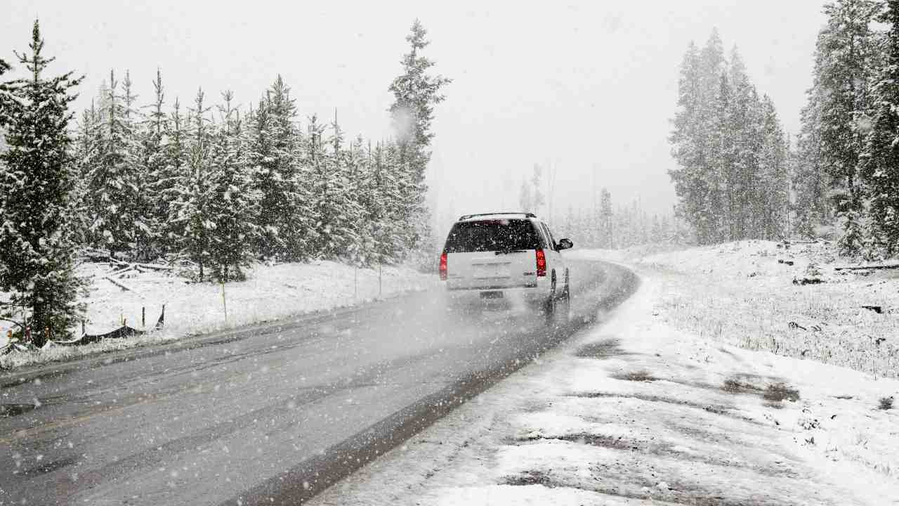 Auto su strada innevata