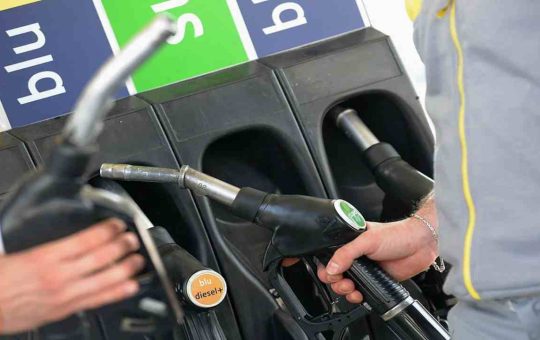 battaglia carburanti - depositphotos - tuttosuimotori.it