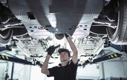 meccanico riparazione auto - depositphotos - tuttosuimotori.it